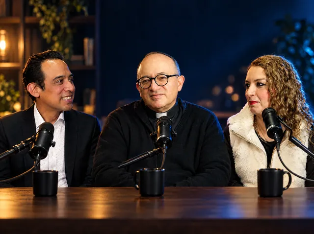 Hugo, el Padre Agustín de Diego y Alicia en el podcast