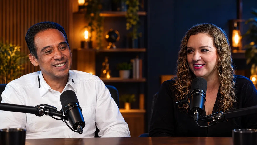 Alicia y Hugo conversando en el podcast