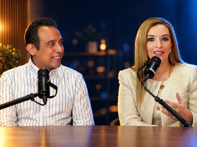 Hugo y Alicia grabando un episodio del podcast