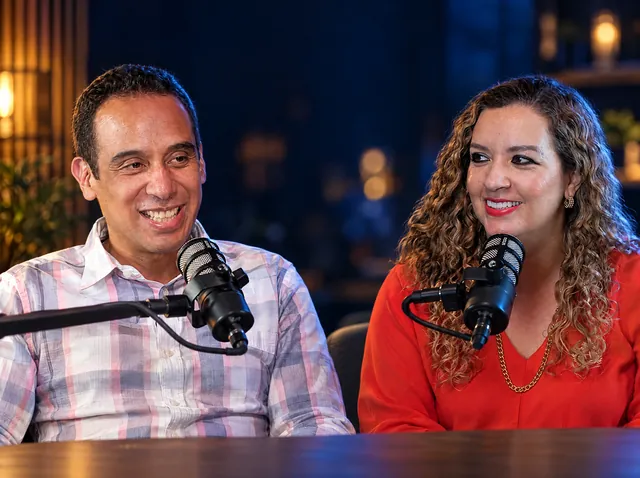 Hugo y Alicia conversando en el podcast