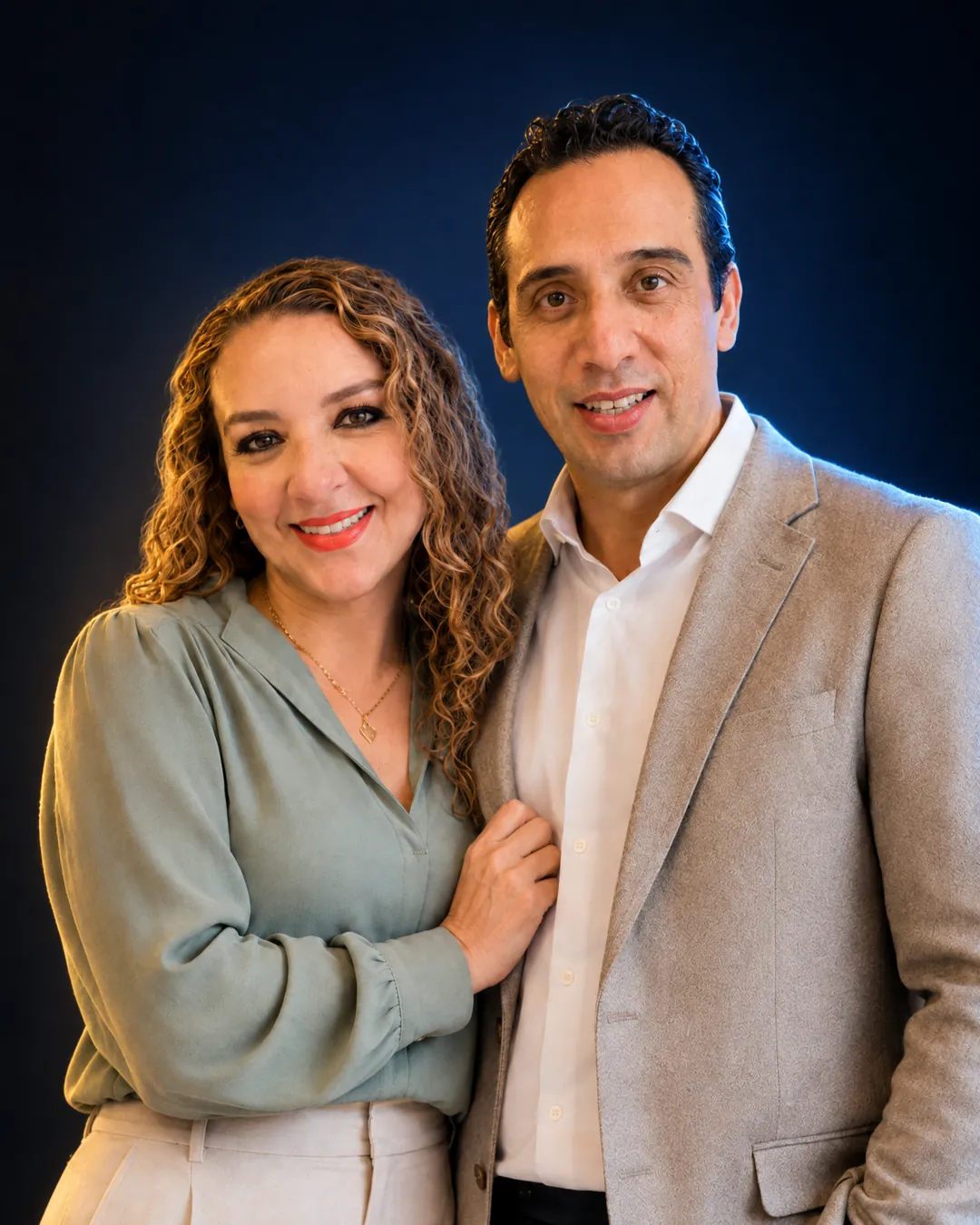 Retrato de Alicia y Hugo, una pareja sonriente de más de 20 años de casados